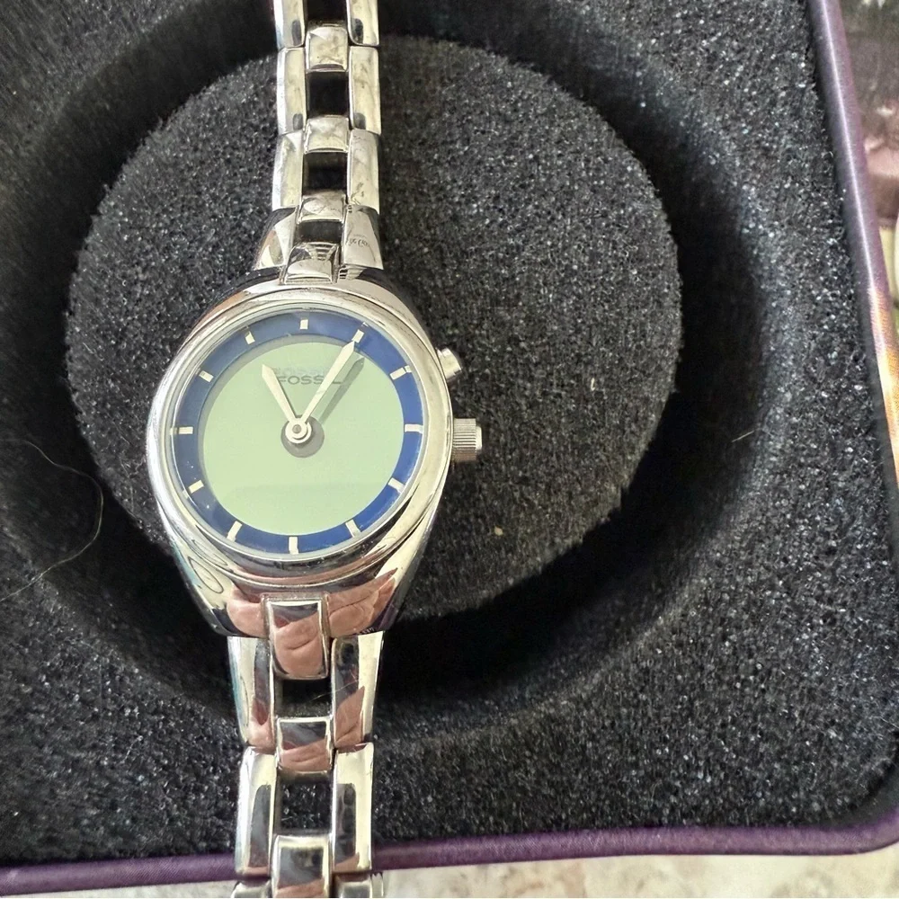 Fossil Silver Watch with Blue Dial EUC (needs a battery) Adjustable Link Band